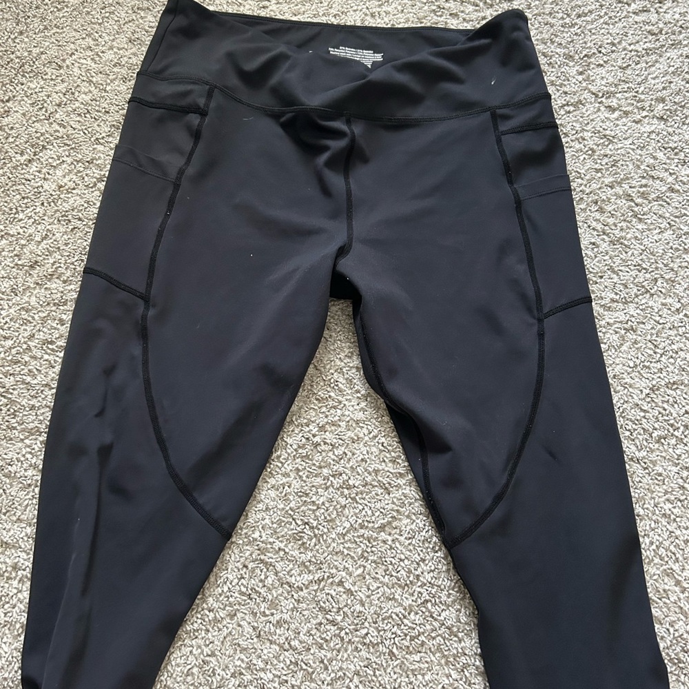 20 Zyia black cropped leggings